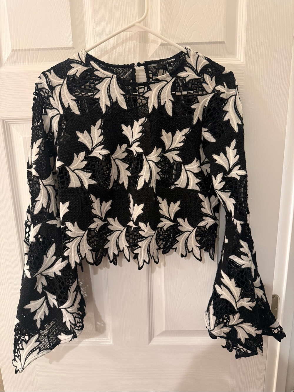 Black & White Floral Lace Long-Sleeve Crop Top - Picture 4 of 10